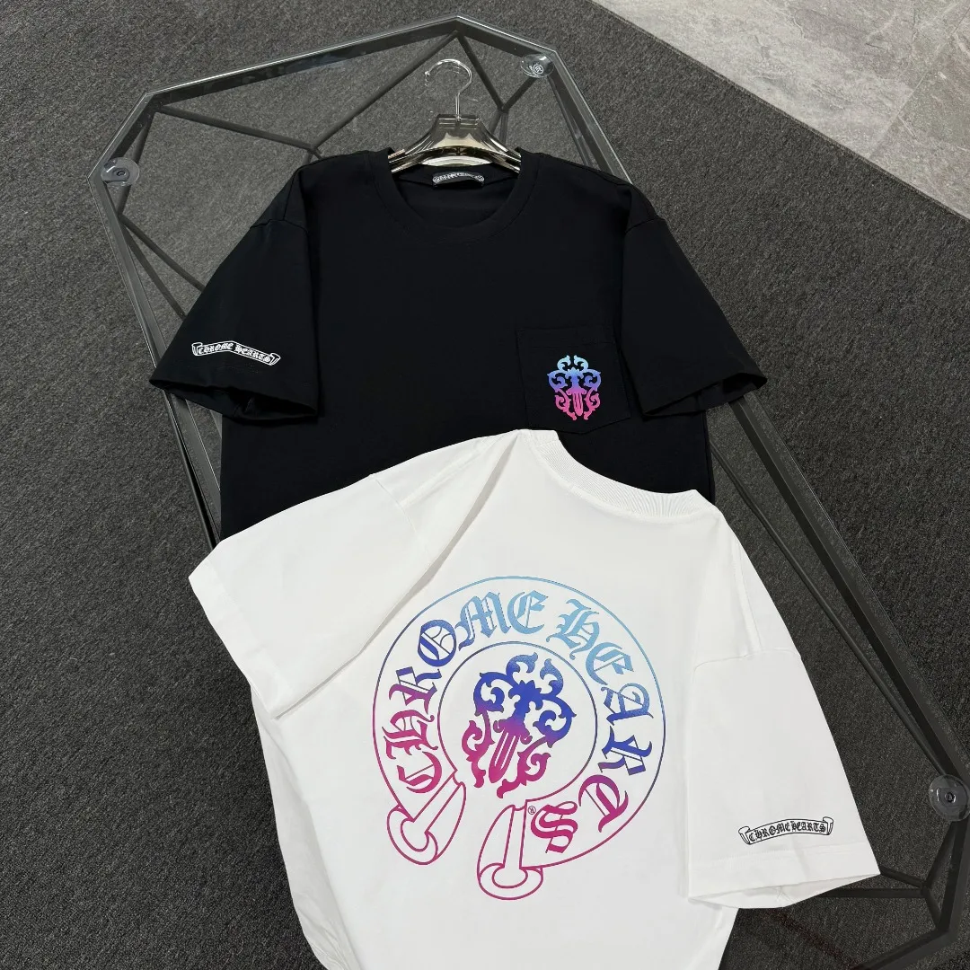 P180 Chrome Hearts Chrome Hearts 25 high version. The fabric is made of 300 grams of high-density pure cotton. It does not deform or shrink. It has three labels. It is the same style for men and women. Technology: digital direct-injection printing. Color: white, black. SIZE: S-XL.